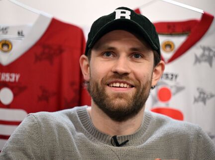 Leon Draisaitl wird die deutsche Fahne tragen. (Archivbild) - Foto: Federico Gambarini/dpa