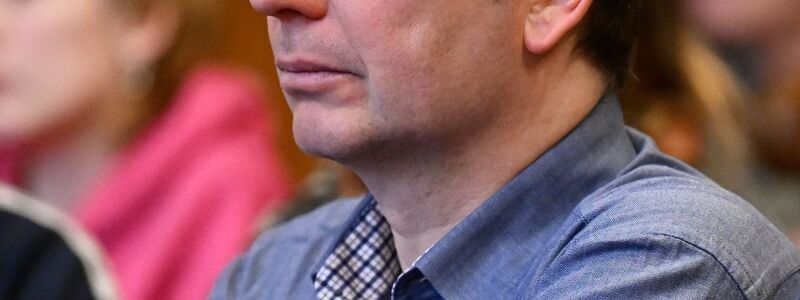 T.s Vater Wolfram Jarosch prangerte das Urteil als Ergebnis eines «Schauprozesses» an.  - Foto: Denes Erdos/AP/dpa
