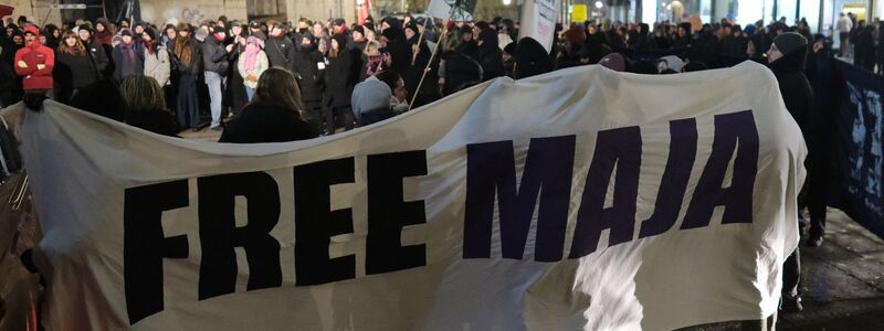 Demonstration in Leipzig gegen das Urteil im Fall Maja T. Auch in Berlin gingen mehrere hundert Menschen auf die Straße.  - Foto: Sebastian Willnow/dpa