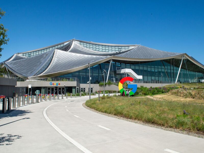 Google plant gewaltige Kapitalinvestitionen für den KI-Ausbau (Archivbild) - Foto: Andrej Sokolow/dpa