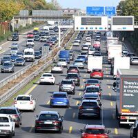 Die 2025 registrierten Staus auf den deutschen Autobahnen waren länger als im Vorjahr. (Archivbild) - Foto: Roberto Pfeil/dpa