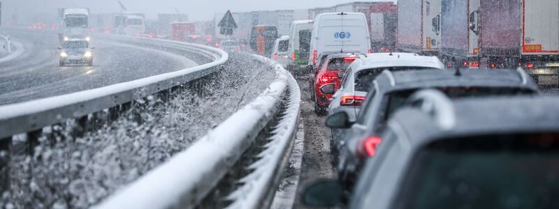 Der staureichste Tag des Jahres 2025 war der 9. Januar - ein Wintereinbruch ließ den Verkehr vielerorts zum Erliegen kommen.  - Foto: Jan Woitas/dpa/dpa-tmn