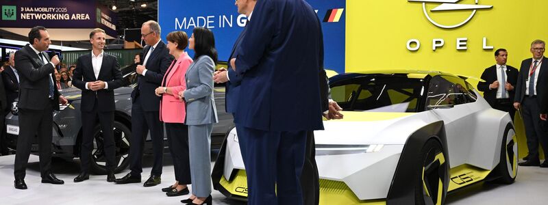 Aus Sicht von Stellantis-Chef Antonio Filosa und VW-Chef Oliver Blume steht die europäische Automobilindustrie am Beginn einer «neuen Ära geopolitischen Wettbewerbs». (Archivbild) - Foto: Sven Hoppe/dpa