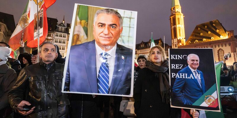 Bilder des Schah-Sohns werden auf Demonstrationen in Deutschland gezeigt. - Foto: Boris Roessler/dpa
