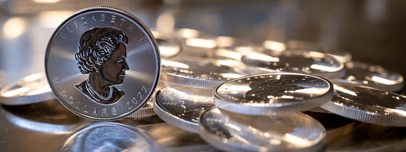 Silbermünzen wie die  «Maple Leaf» sind bei Sammlern gefragt. (Archivbild) - Foto: Sven Hoppe/dpa