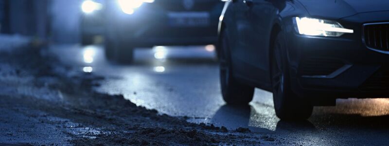 Im Osten besteht gebietsweise Gefahr von Glatteis durch gefrierenden Regen - örtlich sei auch Unwetter möglich. (Archivbild) - Foto: Lilli Förter/dpa