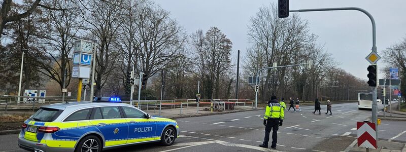Polizisten mussten teils den Verkehr an ausgefallenen Ampeln regeln. - Foto: Andreas Rosar/dpa