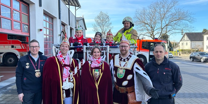 FW-GL: Dreimol Gläbbisch Alaaf op de Füürwaach - Bergisch Gladbacher Dreigestirne zu Gast bei der Feuerwehr - Foto: presseportal.de
