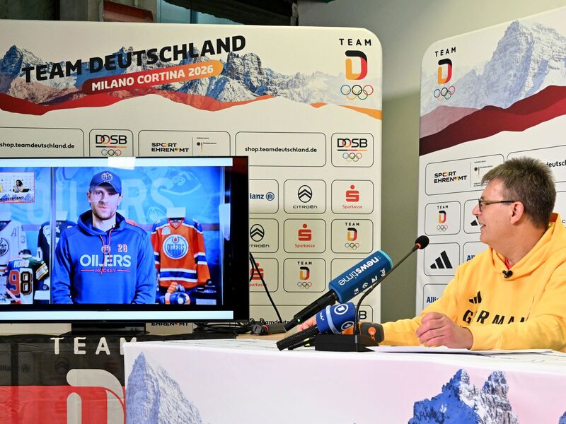Thomas Weikert (r) weist vereinzelte Kritik an der Wahl von Leon Draisaitl zum deutschen Fahnenträger bei der Olympia-Eröffnungsfeier zurück.  - Foto: Peter Kneffel/dpa