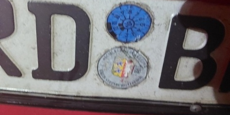 BPOL-FL: Tankstopp führt zur Fahrtuntersagung: Auto mit falschen Kennzeichen ohne Versicherung festgestellt; Messer in Ablage - Foto: presseportal.de