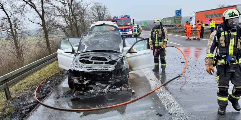 FW Hünxe: Pkw-Brand auf der BAB 3 - Zeitweise langer Rückstau - Foto: presseportal.de