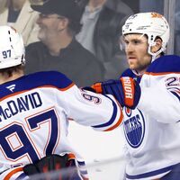 Leon Draisaitl (r.) stand am Mittwochabend noch in der NHL auf dem Eis - Foto: Larry MacDougal/The Canadian Press/AP/dpa