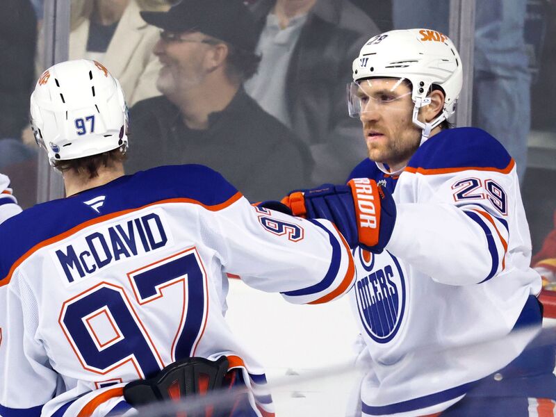 Leon Draisaitl (r.) stand am Mittwochabend noch in der NHL auf dem Eis - Foto: Larry MacDougal/The Canadian Press/AP/dpa
