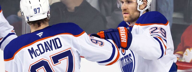 Leon Draisaitl (r.) stand am Mittwochabend noch in der NHL auf dem Eis - Foto: Larry MacDougal/The Canadian Press/AP/dpa