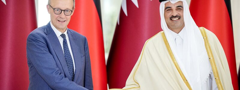 Merz - hier mit dem Emir des Staates Katar - betonte, er habe bei seinem Besuch in Saudi-Arabien und Katar auch Menschenrechtsfragen angesprochen.  - Foto: Kay Nietfeld/dpa