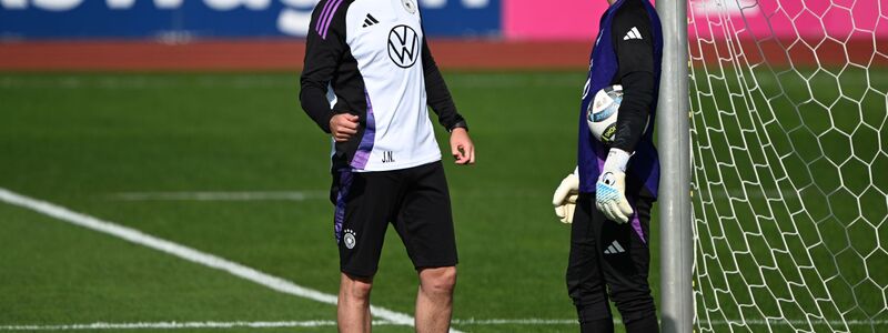 Julian Nagelsmann (l) mit Oliver Baumann. Wir der Hoffenheimer nun auch der WM-Torwart des Bundestrainers? (Archivbild) - Foto: Federico Gambarini/dpa