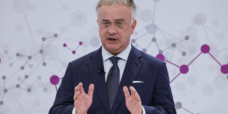 Das Spezialchemieunternehmen Evonik will künftig weniger Dividende an die Aktionärinnen und Aktionäre ausschütten, um mehr Geld für Investitionen und Schuldenabbau zu haben. (Symbolbild) - Foto: Oliver Berg/dpa