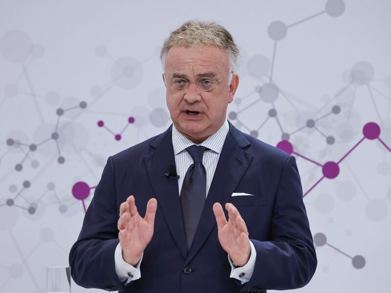 Das Spezialchemieunternehmen Evonik will künftig weniger Dividende an die Aktionärinnen und Aktionäre ausschütten, um mehr Geld für Investitionen und Schuldenabbau zu haben. (Symbolbild) - Foto: Oliver Berg/dpa