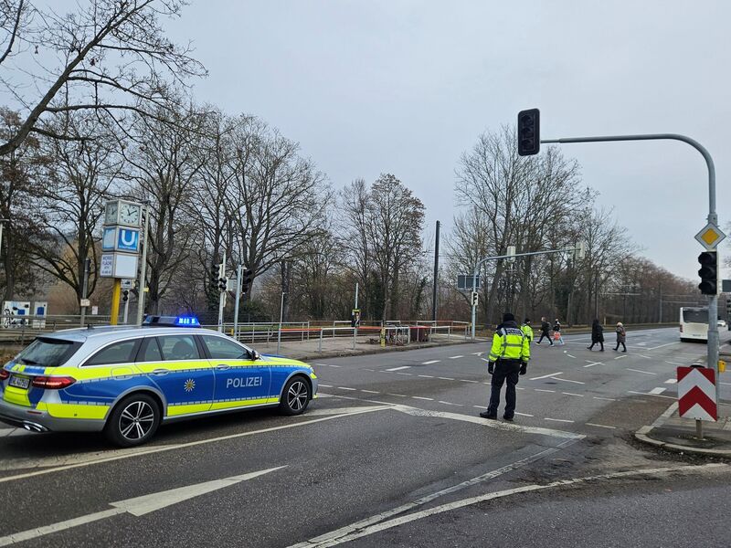 Polizisten mussten teils den Verkehr an ausgefallenen Ampeln regeln. - Foto: Andreas Rosar/dpa