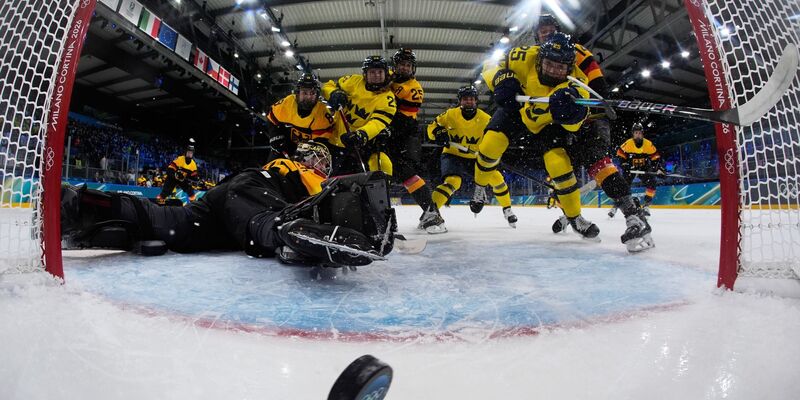 Deutschland verliert das Auftaktspiel beim olympischen Eishockeyturnier der Frauen. - Foto: Petr David Josek/Pool AP/AP/dpa
