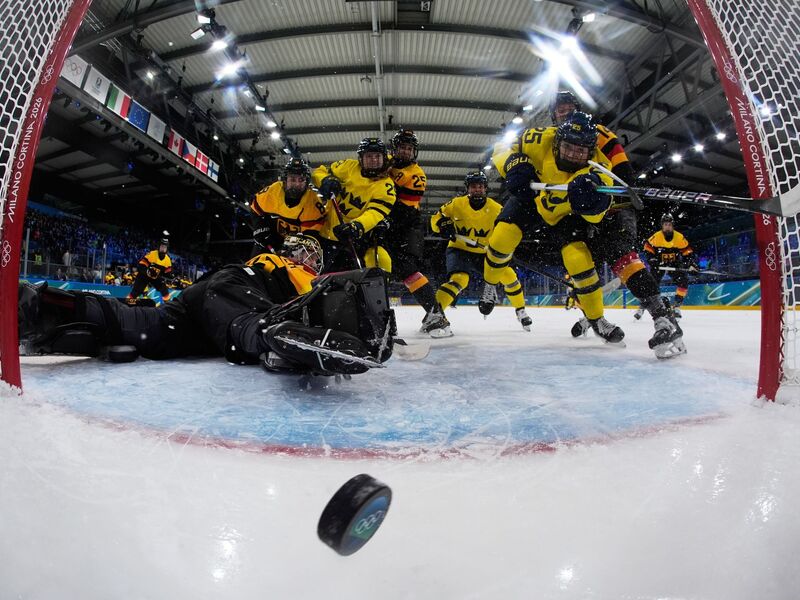Deutschland verliert das Auftaktspiel beim olympischen Eishockeyturnier der Frauen. - Foto: Petr David Josek/Pool AP/AP/dpa