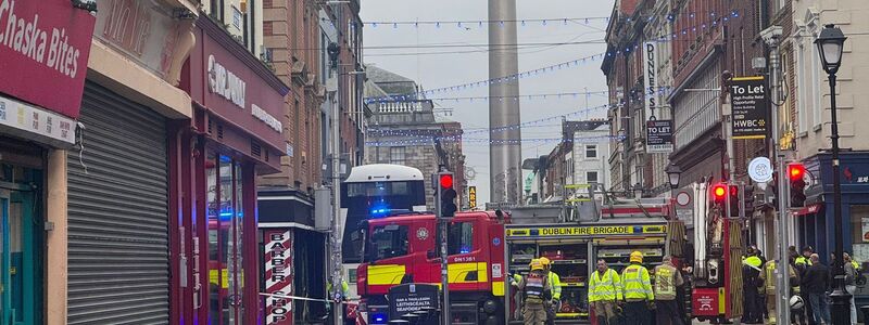 Mehrere Menschen wurden ins Krankenhaus gebracht. - Foto: Bairbre Holmes/PA Wire/dpa