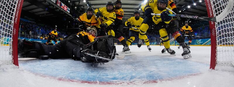 Deutschland verliert das Auftaktspiel beim olympischen Eishockeyturnier der Frauen. - Foto: Petr David Josek/Pool AP/AP/dpa