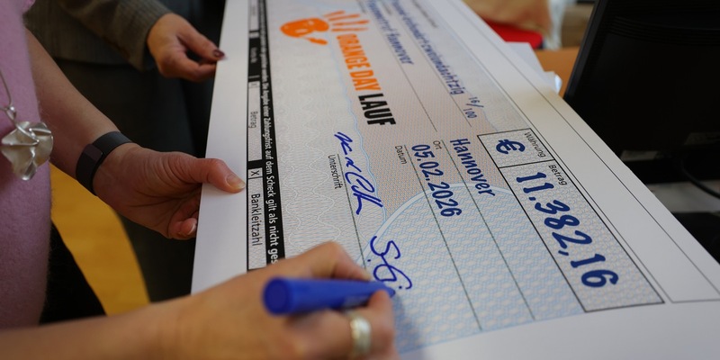 POL-H: Finanzielle Unterstützung für Frauennotruf Hannover: Übergabe des Erlöses des Orange-Day-Laufs 2025 - Foto: presseportal.de