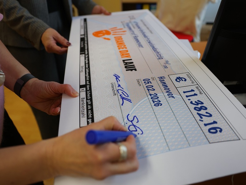 POL-H: Finanzielle Unterstützung für Frauennotruf Hannover: Übergabe des Erlöses des Orange-Day-Laufs 2025 - Foto: presseportal.de