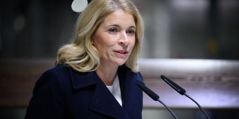 Bahnchefin Evelyn Palla will nach dem tödlichen Angriff auf einen Zugbegleiter einen Sicherheitsgipfel mit den Sicherheitsverantwortlichen im Bahnverkehr einberufen. (Archivbild) - Foto: Bernd von Jutrczenka/dpa