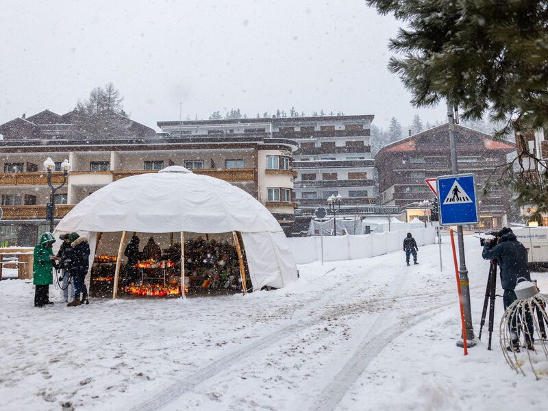Die Gemeinde Crans-Montana greift jetzt bei Brandschutzmängeln durch. (Archivbild) - Foto: Philipp von Ditfurth/dpa