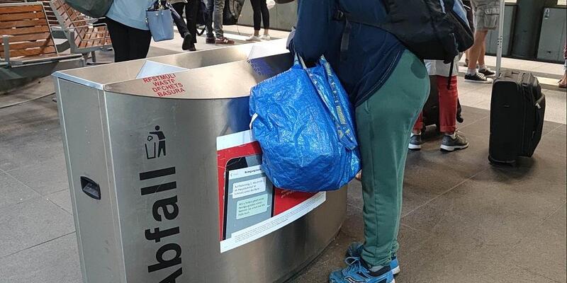 Eine Frau wühlt in einem Abfalleimer (Archiv) - Foto: via dts Nachrichtenagentur