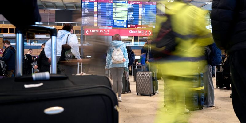 Der Flughafen BER hat seinen Betrieb vorübergehend eingestellt.  - Foto: Michael Ukas/dpa