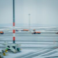 Der Flughafen BER hat den Betrieb wegen des Winterwetters eingestellt.  - Foto: Christoph Soeder/dpa