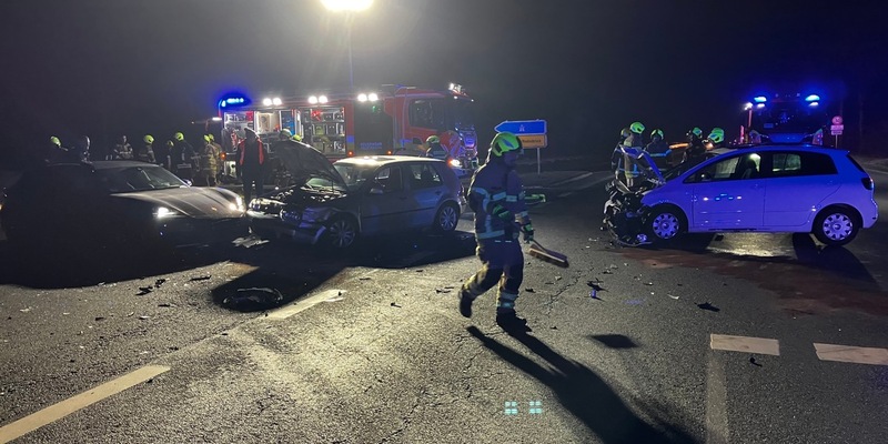 FW Paderborn: Verkehrsunfall Kreuzung George-Marshall-Ring / B64 - Foto: presseportal.de