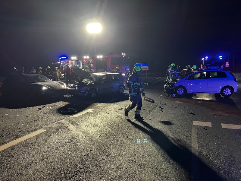 FW Paderborn: Verkehrsunfall Kreuzung George-Marshall-Ring / B64 - Foto: presseportal.de