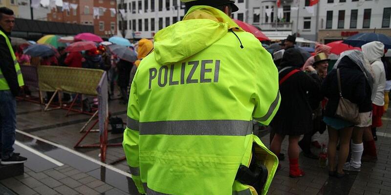 Polizei im Karneval (Archiv) - Foto: via dts Nachrichtenagentur