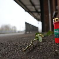 An den getöteten Zugbegleiter wird am Bahnhof Landstuhl erinnert.  - Foto: Patrick von Frankenberg/dpa