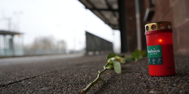 An den getöteten Zugbegleiter wird am Bahnhof Landstuhl erinnert.  - Foto: Patrick von Frankenberg/dpa