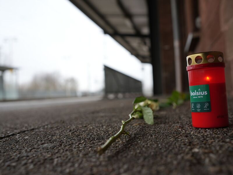 An den getöteten Zugbegleiter wird am Bahnhof Landstuhl erinnert.  - Foto: Patrick von Frankenberg/dpa