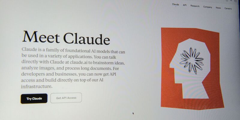 Die KI-Software Claude ist nun auch besser bei Finanzanalyse und der Suche nach Programm-Schwachstellen. (Archivbild) - Foto: Andrej Sokolow/dpa