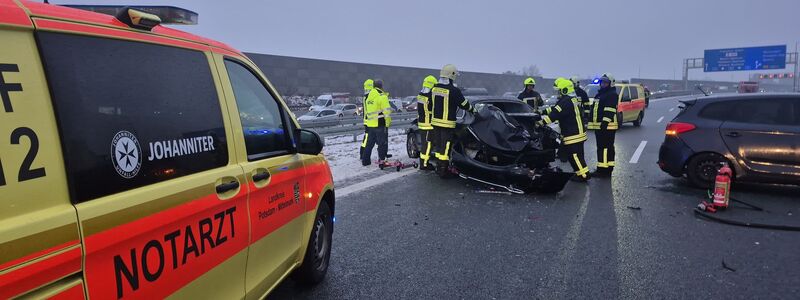 Auf der A10 krachten am Donnerstag zahlreiche Autos auf spiegelglatter Fahrbahn zusammen. Es gab viele Verletzte. - Foto: Julian Stähle/dpa-Zentralbild/dpa
