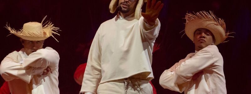 Der Rapper ist hier bei seinem letzten Auftritt der Konzertreihe «No Me Quiero Ir de Aquí» (Deutsch: Ich will hier nicht weggehen) zu sehen. 31 Shows spielte er im Sommer 2025 auf seiner Heimatinsel. (Archivbild) - Foto: Alejandro Granadillo/AP/dpa