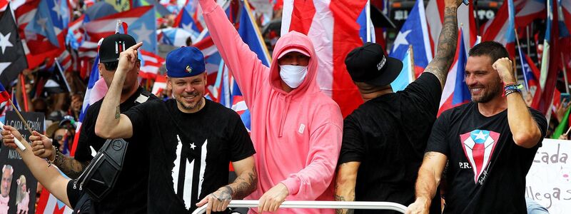 Nicht erst seit gestern ist der Latin-Rap- und Reggaeton-Sänger politisch. Hier feiert er im Jahr 2019 lachsfarben nach tagelangen Massenprotesten den angekündigten Rücktritt des Gouverneurs von Puerto Rico. (Archivbild) - Foto: Pedro Portal/Zuma Press/dpa