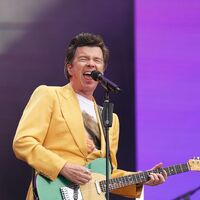 Rick Astley greift gern mal in die Saiten. (Archivbild) - Foto: Joe Giddens/PA Wire/dpa
