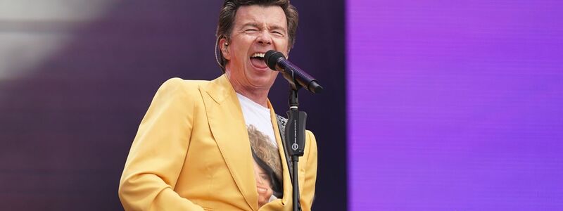 Rick Astley greift gern mal in die Saiten. (Archivbild) - Foto: Joe Giddens/PA Wire/dpa