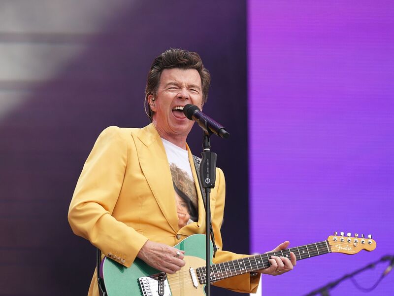 Rick Astley greift gern mal in die Saiten. (Archivbild) - Foto: Joe Giddens/PA Wire/dpa