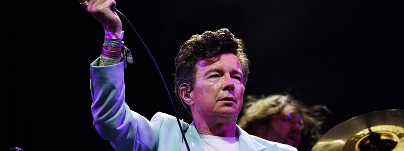 Mit der Band Blossoms trat Rick Astley beim Glastonbury Festival auf. (Archivbild) - Foto: Ben Birchall/PA Wire/dpa