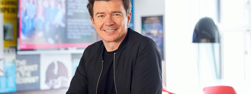 Über das Internet-Phänomen «Rickrolling» sagt Rick Astley: «Ich habe mich kaputt gelacht.» (Archivbild) - Foto: Annette Riedl/dpa