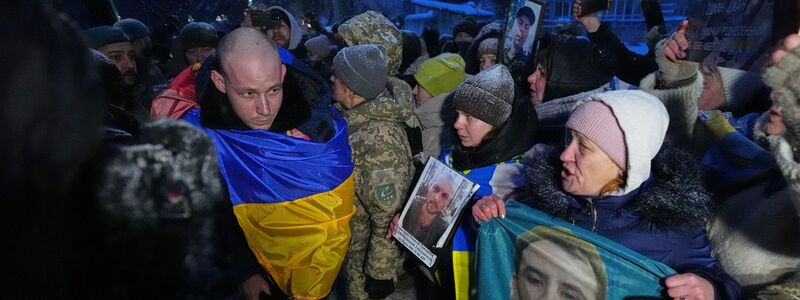 Während der Gespräche in Abu Dhabi tauschten Moskau und Kiew mehr als 300 Gefangene aus. - Foto: Sergei Grits/AP/dpa